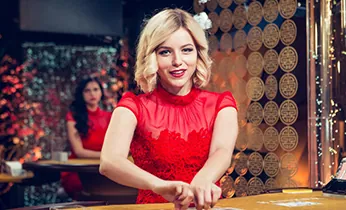 Người dùng kiểm tra lịch sử giao dịch trên ứng dụng ngân hàng